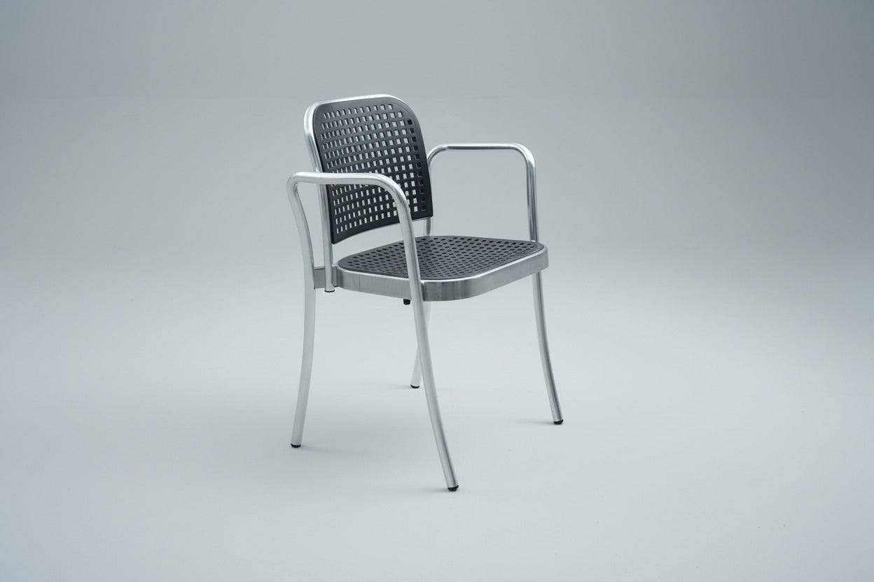 De Padova Silver stol med armlæn i sort og aluminium designet af Vico Magistretti – skrå vinkel
